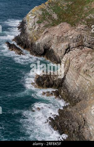 Klippen und Meer im südlichen Leuchtturm Anglesey Stockfoto