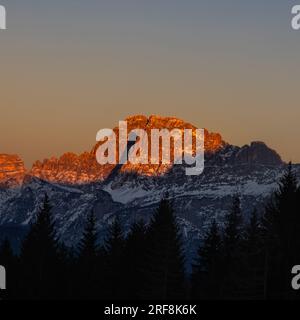 Der Gipfel der dolomiten bei Sonnenuntergang. Hohe Berglandschaft der Dolomiten im Winter. Fantastisches orangefarbenes Abendlandschaft shini Stockfoto