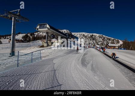 Falcade, Italien - 15. Februar 2023: Bergstation eines Skilifts in den Bergen der Dolomiten. Ankunftshütte für Skilifte auf dem Berggipfel. Oben Stockfoto