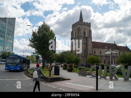 Slough, Berkshire, Großbritannien. 1. August 2023. Das sich ständig ändernde Gesicht des Stadtzentrums von Slough wird abgerissen und durch neue Gebäude ersetzt. Kredit: Maureen McLean/Alamy Stockfoto