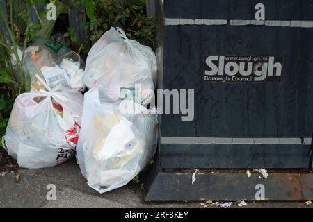 Slough, Berkshire, Großbritannien. 1. August 2023. Müll wartet auf Abholung in Slough. Kredit: Maureen McLean/Alamy Stockfoto