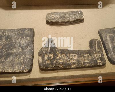 Ashokan-Inschrift, 3. Jahrhundert n. Chr. Drehbuch: Brahmi, Sprache: Prakrit. Gefunden in Kapileshwara. Es steht, als König Devanama Priyadarshi Ashoka Biene hatte Stockfoto