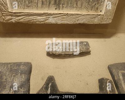 Ashokan-Inschrift, 3. Jahrhundert n. Chr. Drehbuch: Brahmi, Sprache: Prakrit. Gefunden in Kapileshwara. Es steht, als König Devanama Priyadarshi Ashoka Biene hatte Stockfoto