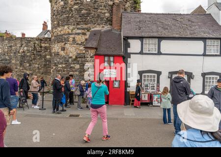 Kleinstes Haus in Großbritannien mit Touristen Stockfoto