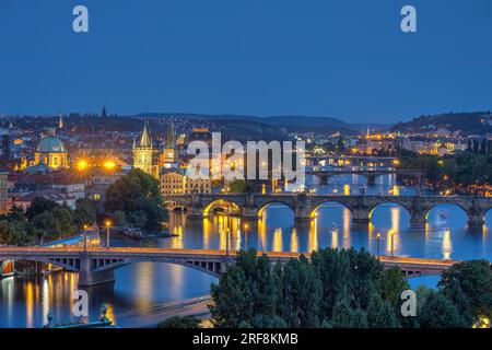 Die Brücken über die Moldau in Prag in der Abenddämmerung Stockfoto