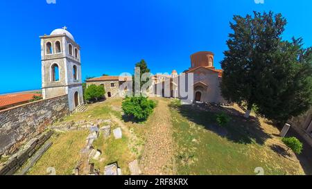 Von oben sehen Sie die Kirche St. Maria und das Kloster an der archäologischen Ausgrabungsstätte Apollonia in Albanien. Dieser historische Ort wurde von Griechisch errichtet Stockfoto