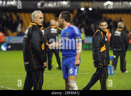 John Terry von Chelsea mit Mick McCarthy, dem Manager/Cheftrainer von Wolverhampton Wanderers nach dem letzten Trick Barclays Premier League - Wolverhampton Wanderers gegen Chelsea 05/01/2011 Stockfoto