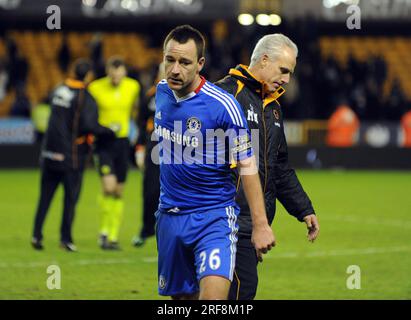 John Terry von Chelsea mit Mick McCarthy, dem Manager/Cheftrainer von Wolverhampton Wanderers nach dem letzten Trick Barclays Premier League - Wolverhampton Wanderers gegen Chelsea 05/01/2011 Stockfoto