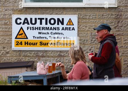 Shanklin, IOW, Großbritannien. 01. August 2023. UK Weather: Besucher von Shanklin auf der Isle of White genießen einen angenehmen Abendspaziergang am Strand. Bildnachweis: PAL News/Alamy Live News Stockfoto