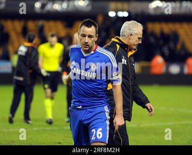 John Terry von Chelsea mit Mick McCarthy, dem Manager/Cheftrainer von Wolverhampton Wanderers nach dem letzten Trick Barclays Premier League - Wolverhampton Wanderers gegen Chelsea 05/01/2011 Stockfoto