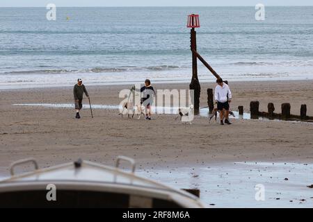 Shanklin, IOW, Großbritannien. 01. August 2023. UK Weather: Besucher von Shanklin auf der Isle of White genießen einen angenehmen Abendspaziergang am Strand. Bildnachweis: PAL News/Alamy Live News Stockfoto