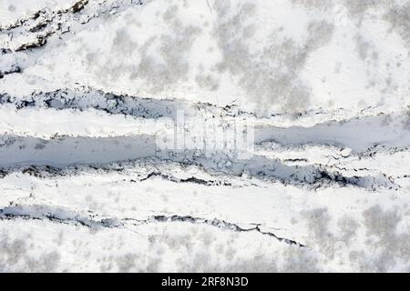 Luftaufnahme über den Almannagja Canyon im Schnee im Winter, Thingvellir Nationalpark, Island Stockfoto