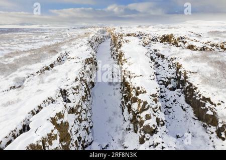 Luftaufnahme über den Almannagja Canyon im Schnee im Winter, Thingvellir Nationalpark, Island Stockfoto