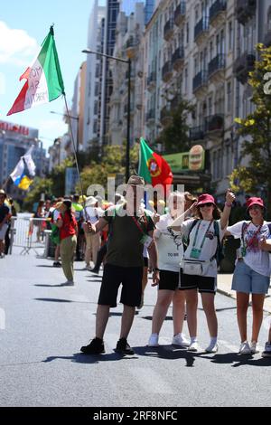 Lissabon, Portugal. 01. Aug. 2023. Portugal, Lissabon, 2023/8/1. Pilger am ersten Tag des Weltjugendtages (WYD) in Lissabon, Portugal. Der Pontifex findet anlässlich des Weltjugendtages (WYD) in Portugal statt, einer der wichtigsten Veranstaltungen der Kirche, die den Papst mit jungen Menschen aus der ganzen Welt versammelt. WYD 2023 läuft vom 01. Bis 06. August. Foto: JOYCE MESQUITA/katholische Presse Foto: Unabhängige Fotoagentur/Alamy Live News Stockfoto