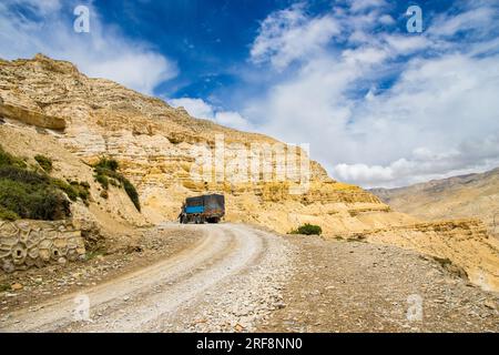 Chele Village, Upper Mustang, Nepal - Juli 15 2023 : Ein Offroad-Truck im Chele Village von Upper Mustang im Himalaya von Nepal Stockfoto