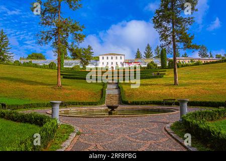 Uman. Sofievsky Park am Morgen. Vor dem Hintergrund des blauen Himmels. Stockfoto