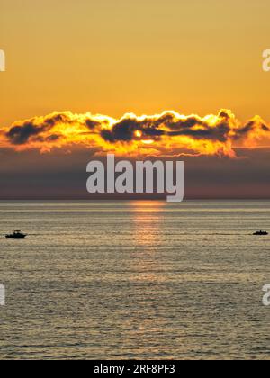 Sonnenuntergang über dem Horizont am Erie-See im Sommer Stockfoto