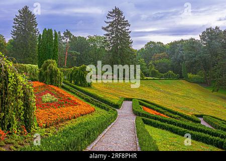 Uman. Sofievsky Park am Morgen. Blumenbeete. Stockfoto