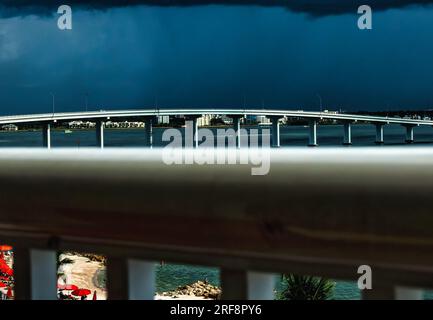 Blick auf die Brücke vom Hotelbalkon Stockfoto