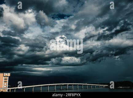 Blick auf die Brücke vom Hotelbalkon Stockfoto