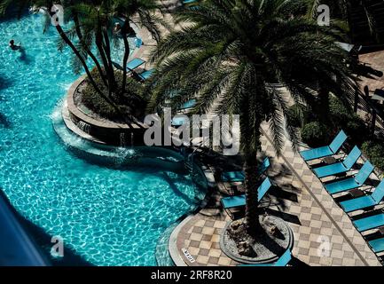 Mit Blick auf den Hotelpool Stockfoto