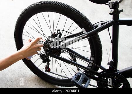 Schmierspray für Fahrrad-Getriebe, um Rost zu verhindern und Feuchtigkeit zu reduzieren. Stockfoto