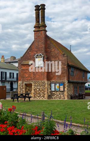 Moot Hall in Aldeburgh, eine Küstenstadt in Suffolk, ist ein holzumrahmtes Tudor-Gebäude, das um 1550 fertiggestellt wurde und heute das Aldeburgh Museum in Suffolk, England, ist Stockfoto