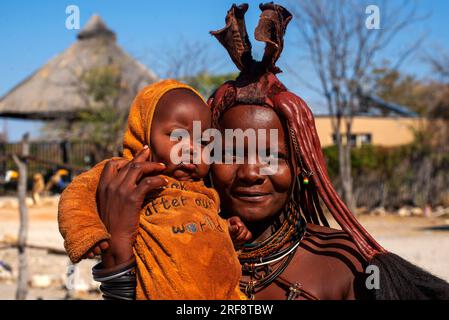 Himba Frau mit seinem kleinen Baby, Etosha Park Andersson Gate, Namibia Stockfoto