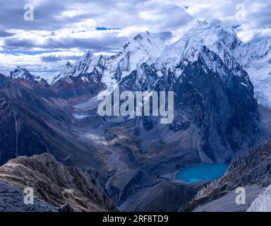 Blick auf die schneebedeckten Berge vom San Antonio Pass auf der Cordillera Huayhuash Wanderstrecke, Peru, Südamerika Stockfoto