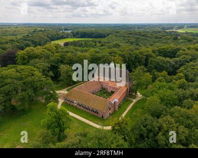 Diese Luftdrohne zeigt das Kloster in Ter Apel. Ter Apel ist eine kleine Stadt in Groningen. Das Kloster ist von Wald umgeben. Stockfoto