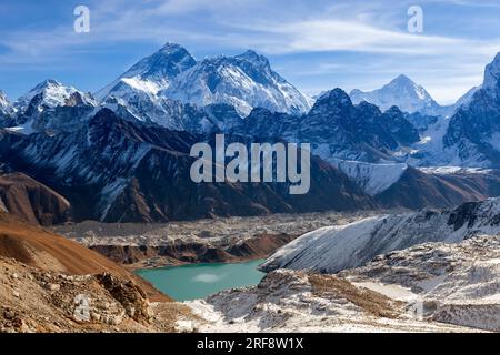 Atemberaubender Blick auf den Mount Everest, den Gokyo-See und den Ngozumpa-Gletscher vom Renjo La Pass in Himalaya, Nepal. Stockfoto