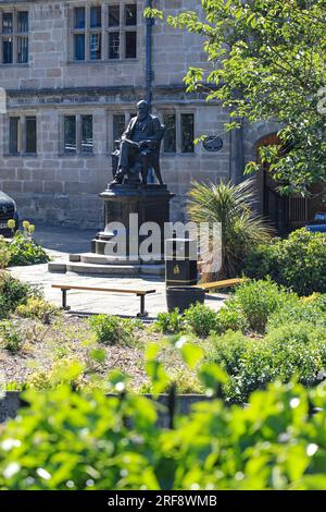 Eine Statue von Charles Darwin vor der Shrewsbury Library, ehemals Heimat der Shrewsbury School, Shrewsbury, Shropshire, England, Großbritannien Stockfoto