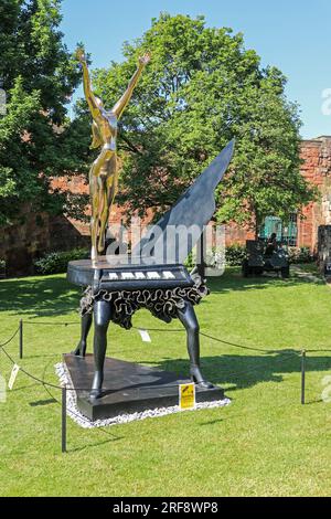 Eine Skulptur von Salvador Dali namens „Surrealist Piano“ vor dem Eingang zum Shrewsbury Castle, Shrewsbury, Shropshire, England, Vereinigtes Königreich Stockfoto