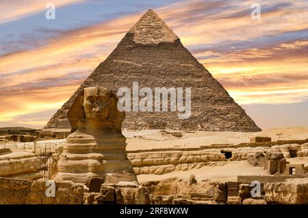 Die Pyramiden und die Sphinx, zwei der bekanntesten Gebäude Ägyptens, sind gemeinsam als eines der sieben Weltwunder der Antike anerkannt. Stockfoto