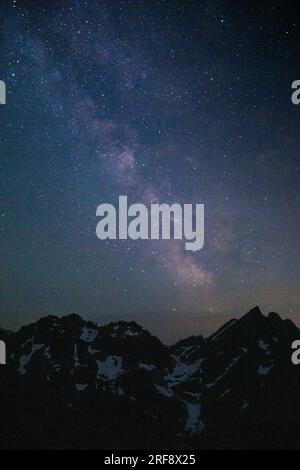 Die Milchstraße erhebt sich über dem gotischen Becken in einer klaren Sommernacht Stockfoto