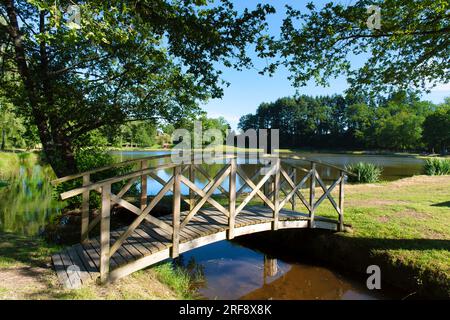 Brücke über den See in französischer Landschaft Stockfoto