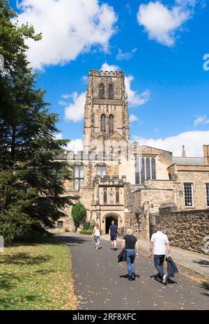 Menschen nähern sich dem südlichen Eingang der Durham Kathedrale, England, Großbritannien Stockfoto