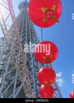 Der Tokyo Skytree ist der höchste Turm der Welt und ein beliebtes Touristenziel. Am Eingang des Gebäudes befinden sich japanische Laternen mit roter Lotus. Stockfoto