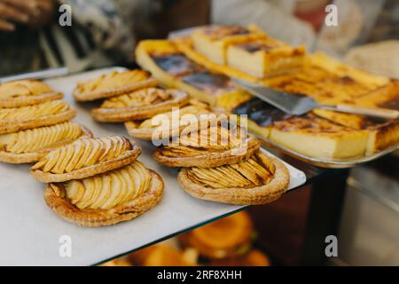 Frisch gebackenes Gebäck in einer traditionellen französischen Bäckerei. Selektiver Fokus. Stockfoto