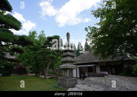 Hamburg, Deutschland. 13. Juli 2023. Blick auf das Teehaus im japanischen Park 'Planten un Blomen'. Der Japanische Garten ist eines der Wahrzeichen Hamburgs. Der Garten wurde 1990 nach einem Konzept des japanischen Landschaftsarchitekten Yoshikuni Araki erbaut und ist der größte seiner Art in Europa. Kredit: Marcus Brandt/dpa/Alamy Live News Stockfoto