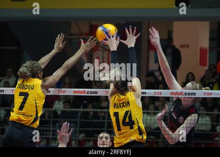 ISTANBUL, TURKIYE - 25. MÄRZ 2023: Chiaka Ogbogu und Alexia Carutasu in Aktion während des Spiels Turk Hava Yollari gegen Vakifbank Turkish Sultans League Stockfoto