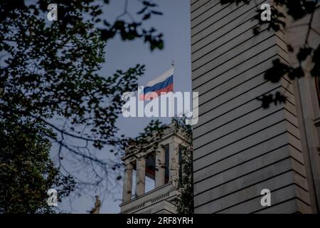 Berlin, Deutschland. 01. Aug. 2023. Die russische Botschaft in Berlin am 1. August 2023. Der Berliner Senat hat erkannt, dass Russland sich fortwährend bemüht, die öffentliche Meinung und den politischen Diskurs in Deutschland zu beeinflussen und dabei über traditionelle Spionageaktivitäten hinauszugehen. Diese Bemühungen werden angeblich mit verschiedenen Mitteln unternommen, wie sozialen Netzwerken, staatlich geförderten und privaten Institutionen und russischen staatlichen Medien. (Foto: Michael Kuenne/PRESSCOV/Sipa USA) Guthaben: SIPA USA/Alamy Live News Stockfoto