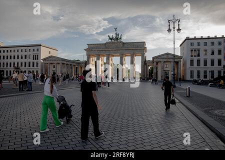 Berlin, Deutschland. 01. Aug. 2023. Das Brandenburger Tor am 1. August 2023. Während die deutsche Wirtschaft mit Nullwachstum und hoher Inflation kämpft, werden die Auswirkungen von den Einheimischen und Touristen wahrgenommen. Deutschlands Wirtschaft stand aufgrund der Folgen der massiven Invasion Russlands in die Ukraine und des nachfolgenden Anstiegs der Energiepreise unter Druck. Diese Faktoren haben zu einem Rückgang der Verbraucherausgaben geführt, da hohe Energiepreise die Menschen belasten. (Foto: Michael Kuenne/PRESSCOV/Sipa USA) Guthaben: SIPA USA/Alamy Live News Stockfoto