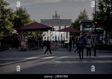 Berlin, Deutschland. 01. Aug. 2023. Das Brandenburger Tor am 1. August 2023. Während die deutsche Wirtschaft mit Nullwachstum und hoher Inflation kämpft, werden die Auswirkungen von den Einheimischen und Touristen wahrgenommen. Deutschlands Wirtschaft stand aufgrund der Folgen der massiven Invasion Russlands in die Ukraine und des nachfolgenden Anstiegs der Energiepreise unter Druck. Diese Faktoren haben zu einem Rückgang der Verbraucherausgaben geführt, da hohe Energiepreise die Menschen belasten. (Foto: Michael Kuenne/PRESSCOV/Sipa USA) Guthaben: SIPA USA/Alamy Live News Stockfoto