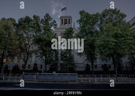 Berlin, Deutschland. 01. Aug. 2023. Die russische Botschaft in Berlin am 1. August 2023. Der Berliner Senat hat erkannt, dass Russland sich fortwährend bemüht, die öffentliche Meinung und den politischen Diskurs in Deutschland zu beeinflussen und dabei über traditionelle Spionageaktivitäten hinauszugehen. Diese Bemühungen werden angeblich mit verschiedenen Mitteln unternommen, wie sozialen Netzwerken, staatlich geförderten und privaten Institutionen und russischen staatlichen Medien. (Foto: Michael Kuenne/PRESSCOV/Sipa USA) Guthaben: SIPA USA/Alamy Live News Stockfoto