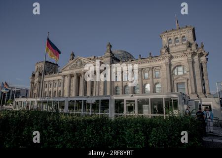 Berlin, Deutschland. 01. Aug. 2023. Das Reichstagsgebäude am 1. August 2023. Touristen, die den Reichstag besuchen, erleben nicht nur ein Symbol der demokratischen Geschichte Deutschlands, sondern auch eine Nation, die mit erheblichen wirtschaftlichen Herausforderungen zu kämpfen hat. Die aktuelle Situation der deutschen Wirtschaft erinnert an das komplexe Zusammenspiel von Politik, Wirtschaft und globalen Ereignissen. (Foto: Michael Kuenne/PRESSCOV/Sipa USA) Guthaben: SIPA USA/Alamy Live News Stockfoto