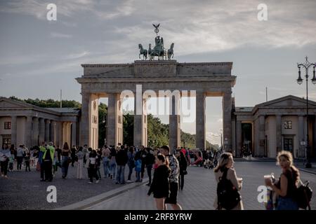 Berlin, Deutschland. 01. Aug. 2023. Das Brandenburger Tor am 1. August 2023. Während die deutsche Wirtschaft mit Nullwachstum und hoher Inflation kämpft, werden die Auswirkungen von den Einheimischen und Touristen wahrgenommen. Deutschlands Wirtschaft stand aufgrund der Folgen der massiven Invasion Russlands in die Ukraine und des nachfolgenden Anstiegs der Energiepreise unter Druck. Diese Faktoren haben zu einem Rückgang der Verbraucherausgaben geführt, da hohe Energiepreise die Menschen belasten. (Foto: Michael Kuenne/PRESSCOV/Sipa USA) Guthaben: SIPA USA/Alamy Live News Stockfoto