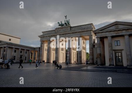 Berlin, Deutschland. 01. Aug. 2023. Das Brandenburger Tor am 1. August 2023. Während die deutsche Wirtschaft mit Nullwachstum und hoher Inflation kämpft, werden die Auswirkungen von den Einheimischen und Touristen wahrgenommen. Deutschlands Wirtschaft stand aufgrund der Folgen der massiven Invasion Russlands in die Ukraine und des nachfolgenden Anstiegs der Energiepreise unter Druck. Diese Faktoren haben zu einem Rückgang der Verbraucherausgaben geführt, da hohe Energiepreise die Menschen belasten. (Foto: Michael Kuenne/PRESSCOV/Sipa USA) Guthaben: SIPA USA/Alamy Live News Stockfoto