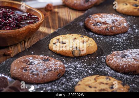 Kekse mit Schokolade und Kaffee auf einem Holztisch, selektiver Fokus, Nahaufnahme Stockfoto