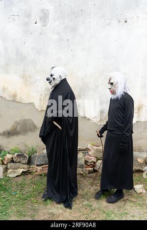 Santo Amaro, Bahia, Brasilien - 23. Juli 2023: In den Straßen von Acupe in Santo Amaro, Bahia, werden zwei Menschen in Monsterverkleidungen gesehen. Stockfoto
